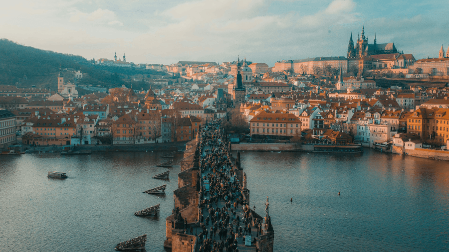 Karlsbron i Prag kan du exempelvis besöka på en weekendresa i påsk.