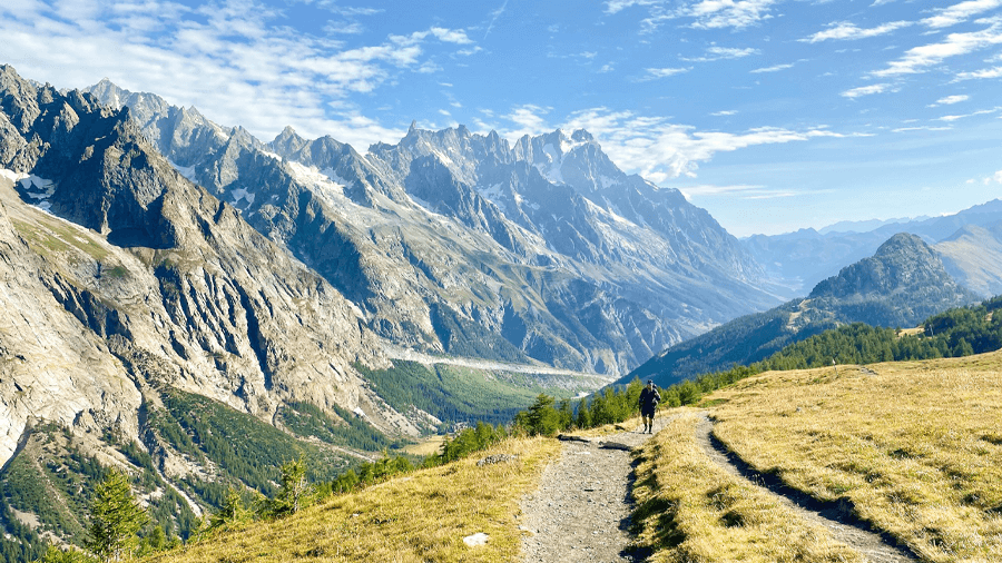 En man som vandrar på Tour du Mont Blanc, en av många vandringsleder i Europa.