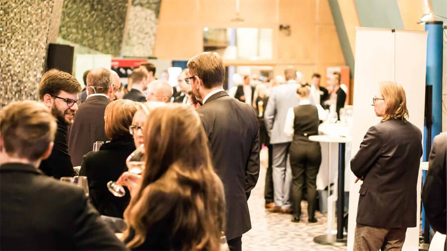 Anställda som åker på konferensresor för workshops.