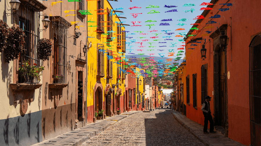 En historisk gata i San Miguel de Allende, en stad i delstaten Guanajuato i centrala Mexiko.