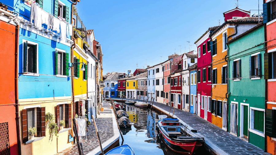 Färgglada hus och vatten i Italien.