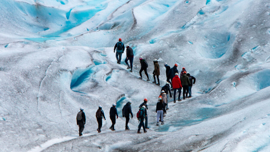 På resor till Island kan du prova på glaciärvandring.
