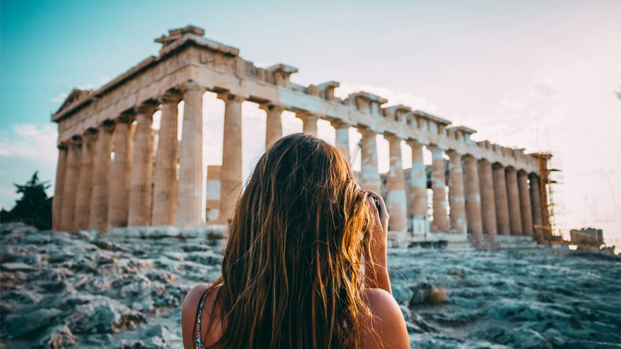 En kvinna som fotograferar Akropolis på sin weekendresa i Aten.