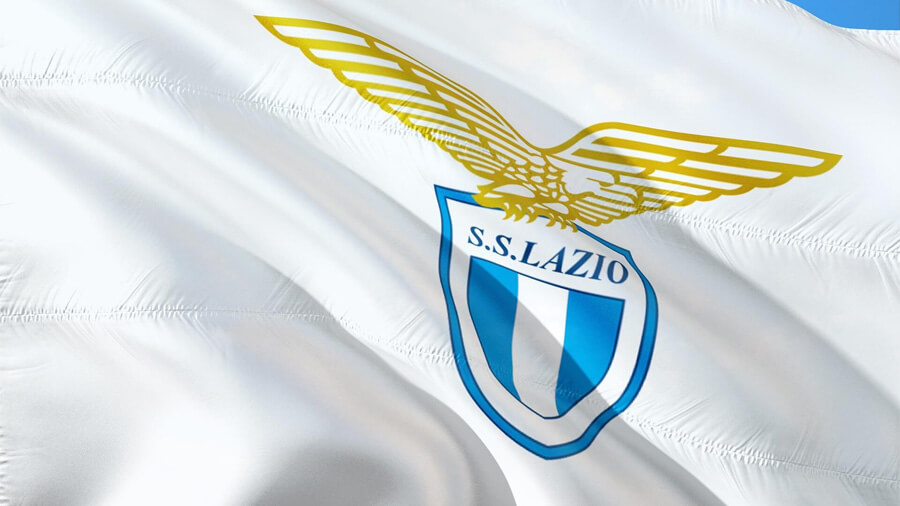 Lazio:s klubblogotyp på en flagga.