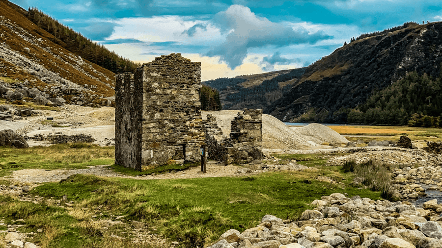 Ruinerna i Glendalough-dalen, belägen i Wicklowbergen på Irland.