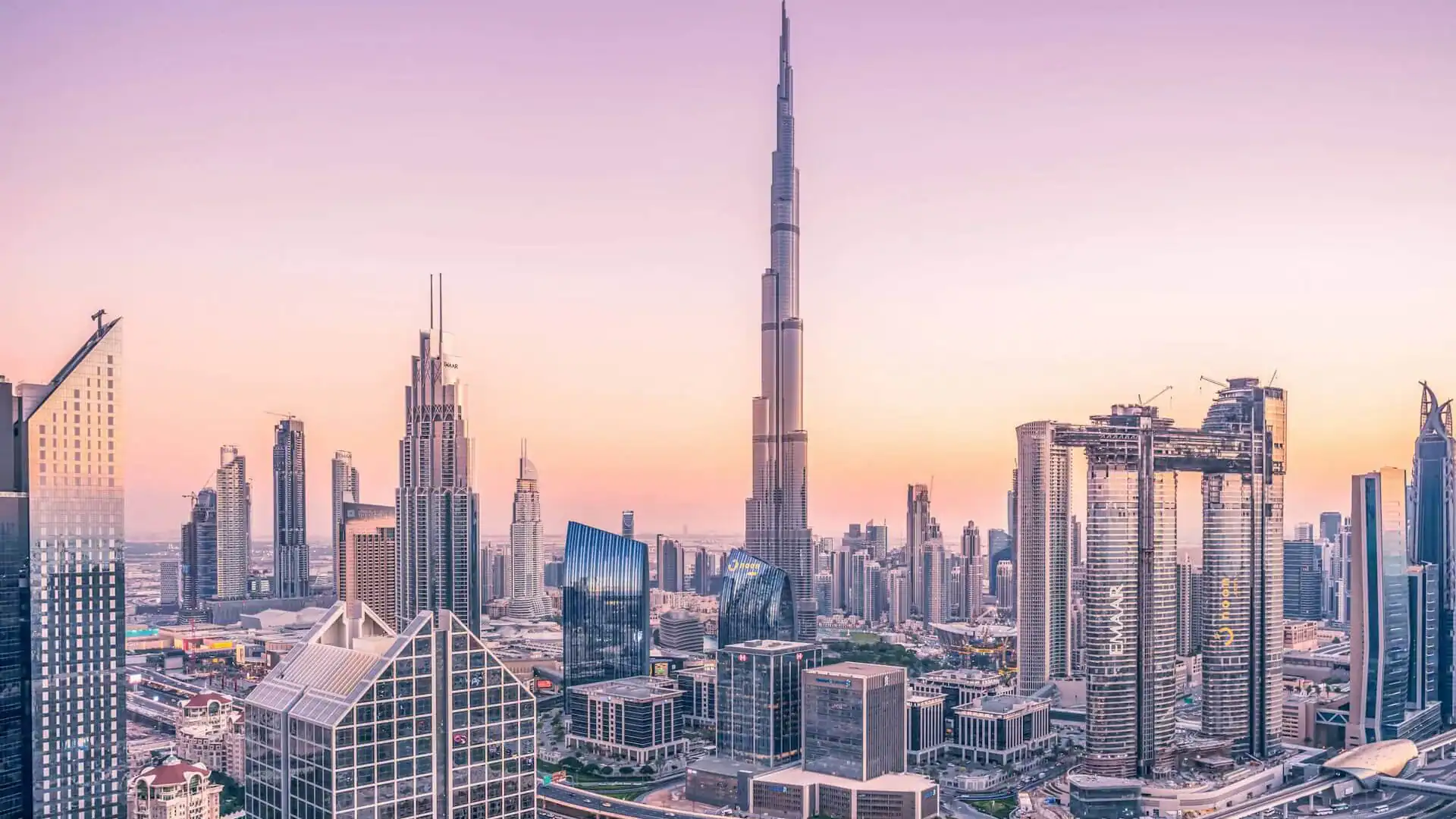 Staden Dubai i Mellanöstern under solnedgång.
