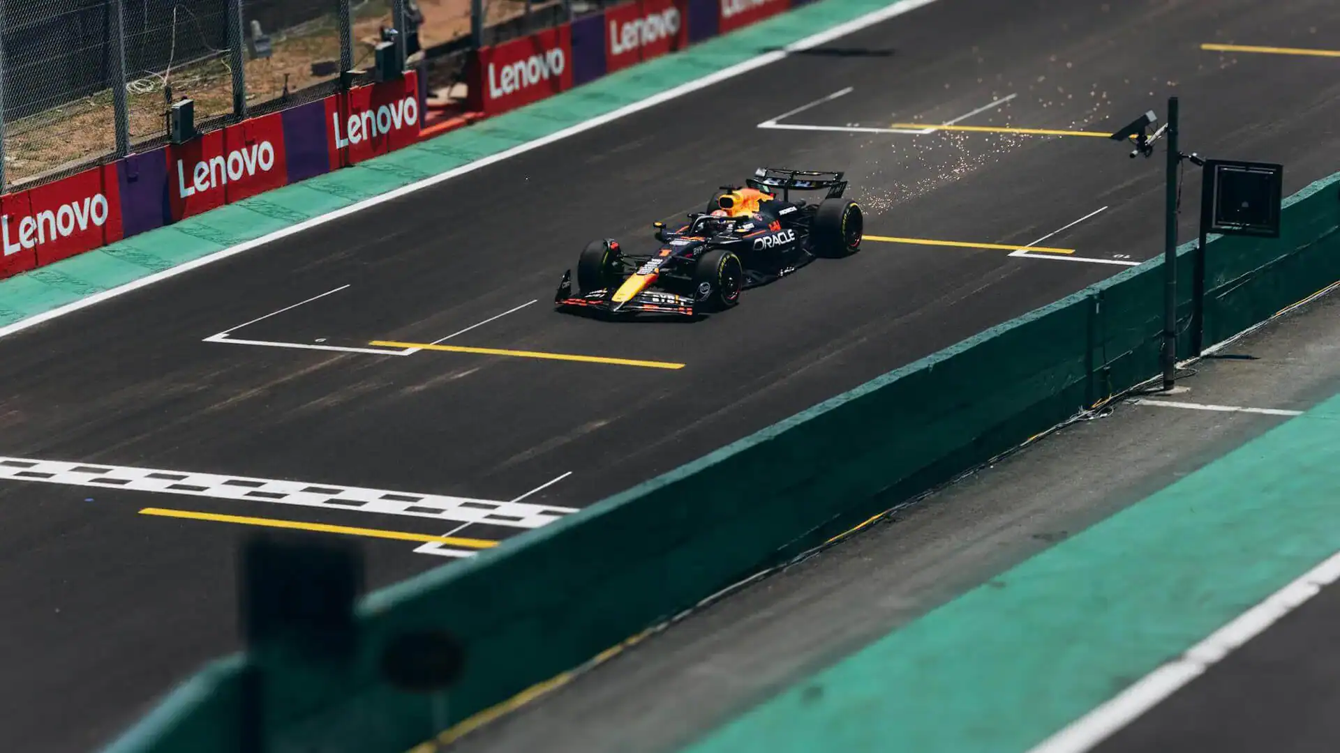 Formel 1-bil nära mållinjen.