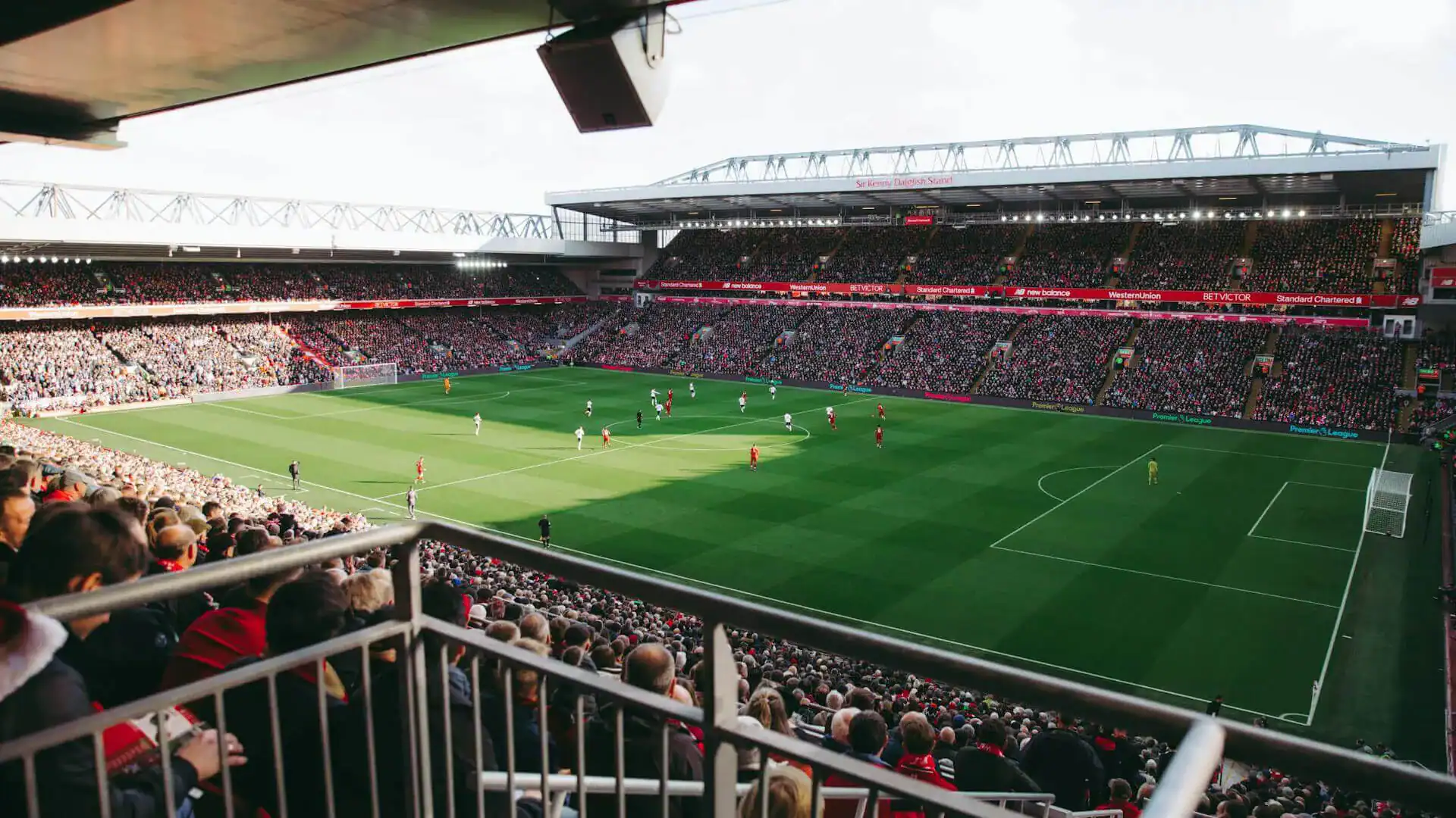 Fotbollsarena fylld med fotbollsfan som åkt på fotbollsresor.