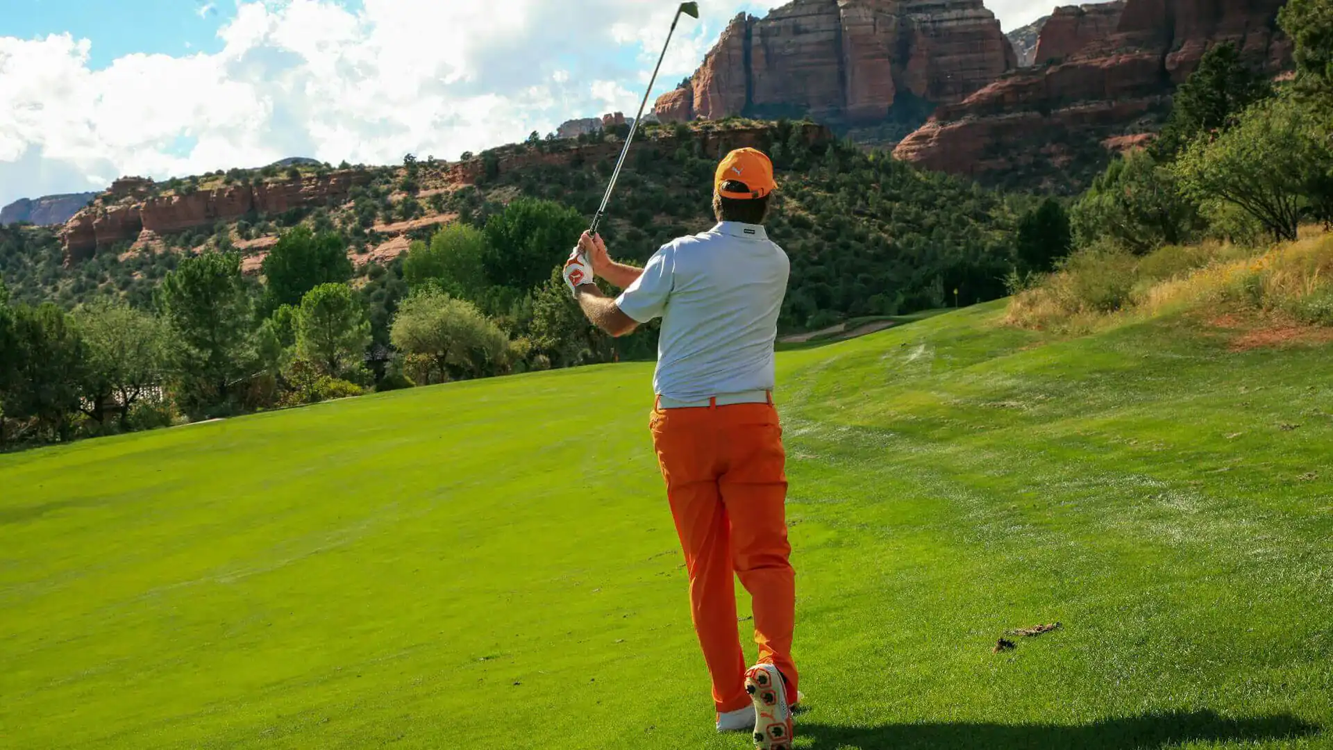 Person som spelar golf på en av sina golfresor.