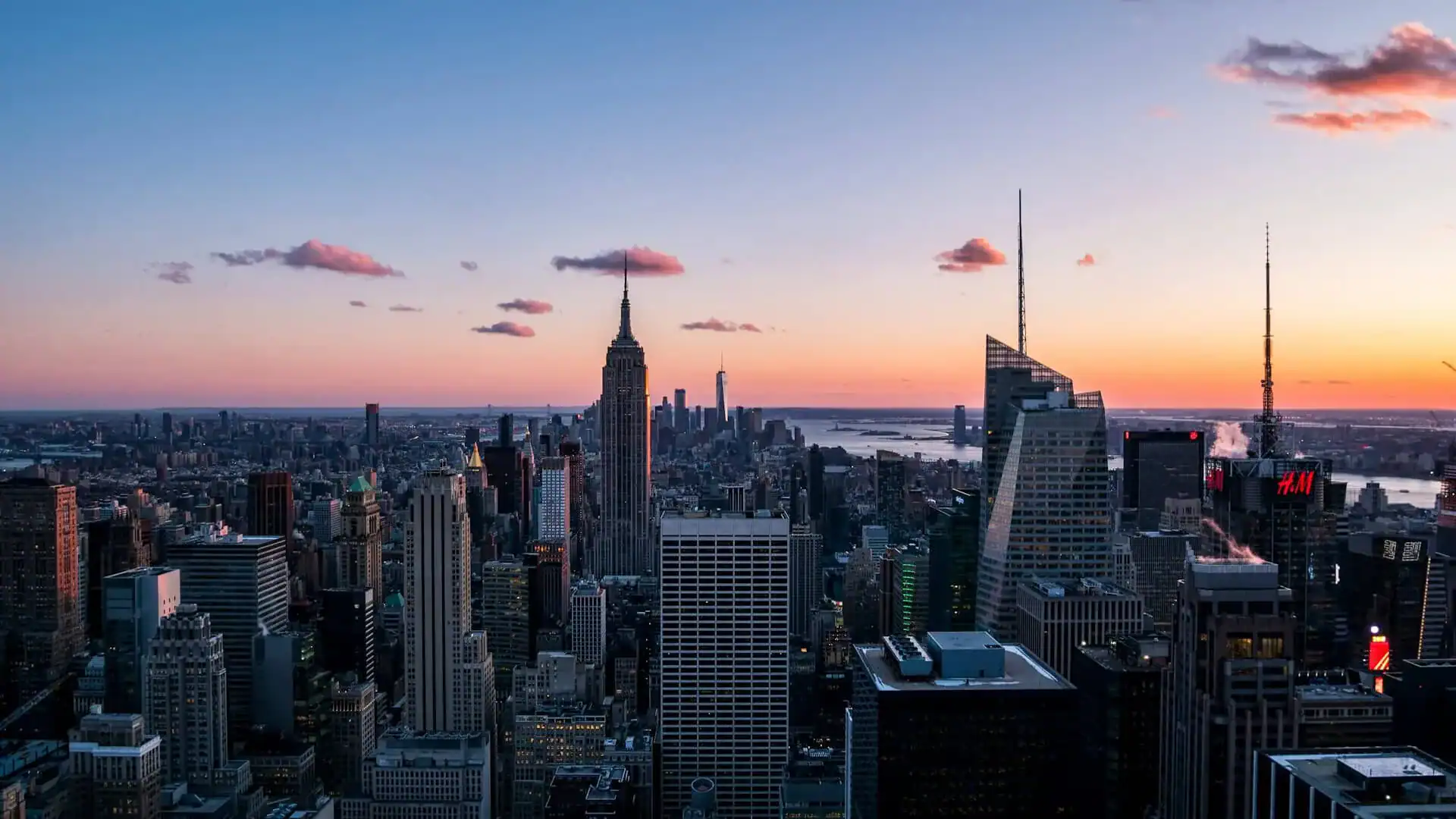 Panoramavy över staden New York i soluppgången.
