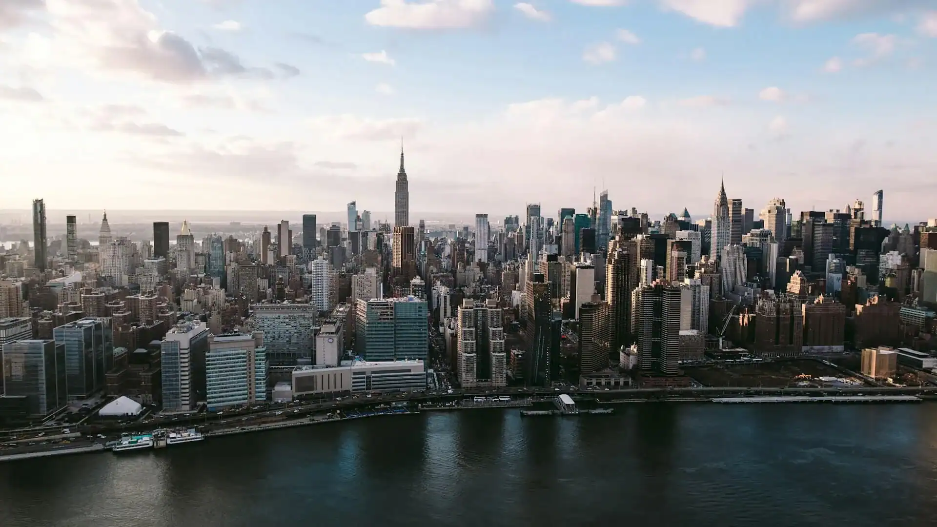 Drönarvy över staden New York i USA, Nordamerika.