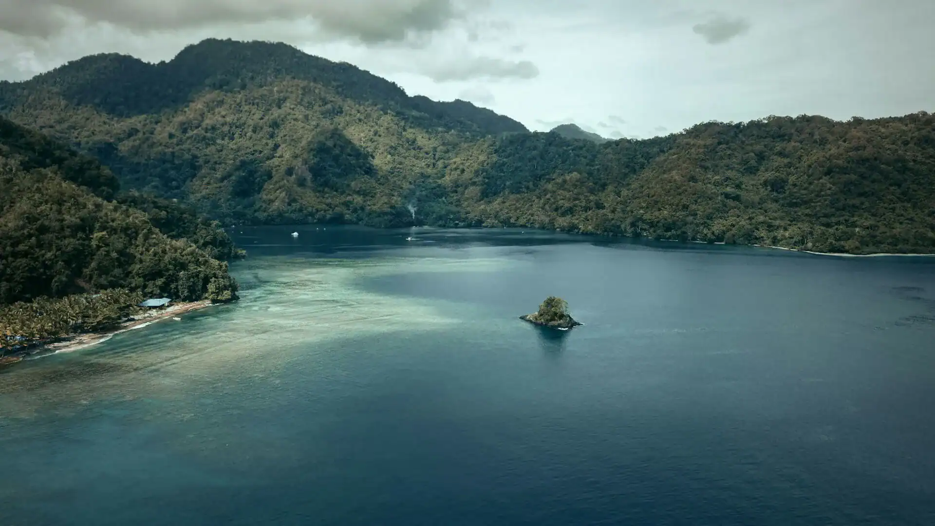 Frodigt berglandskap med vatten i Papua Nya Guinea.