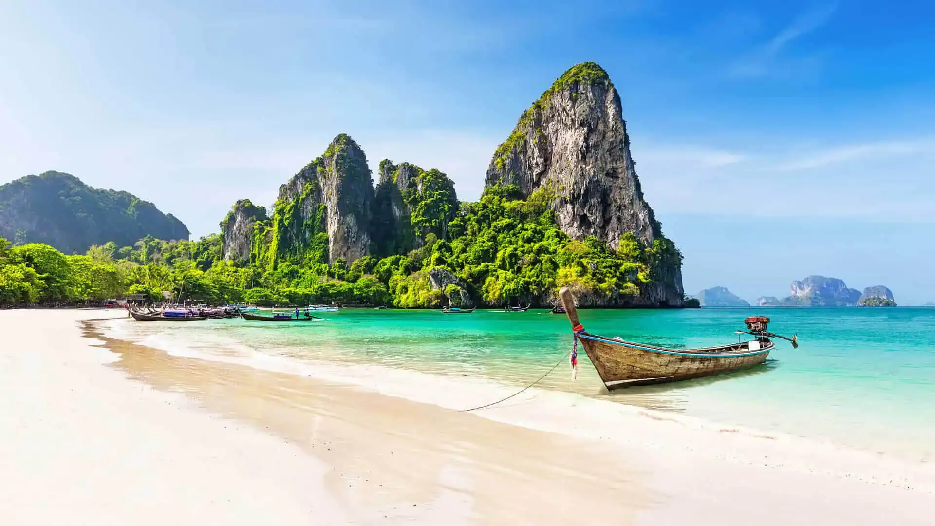 Thailand header Thailandsbåtar och berg i bakgrunden.