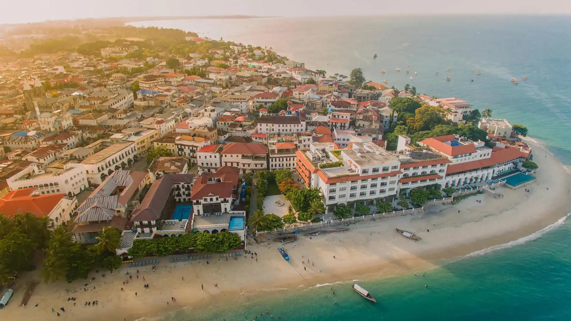 Drönarvy över Stone town i Zanzibar.