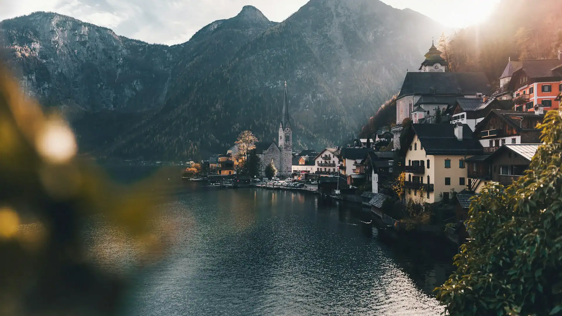 Pittoreska byn Hallstatt i Österrike, omgiven av de österrikiska Alperna.
