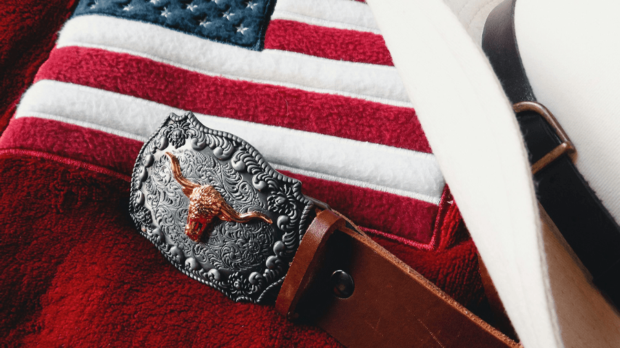 Cowboyhatt, amerikansk flagga och ett bälte.