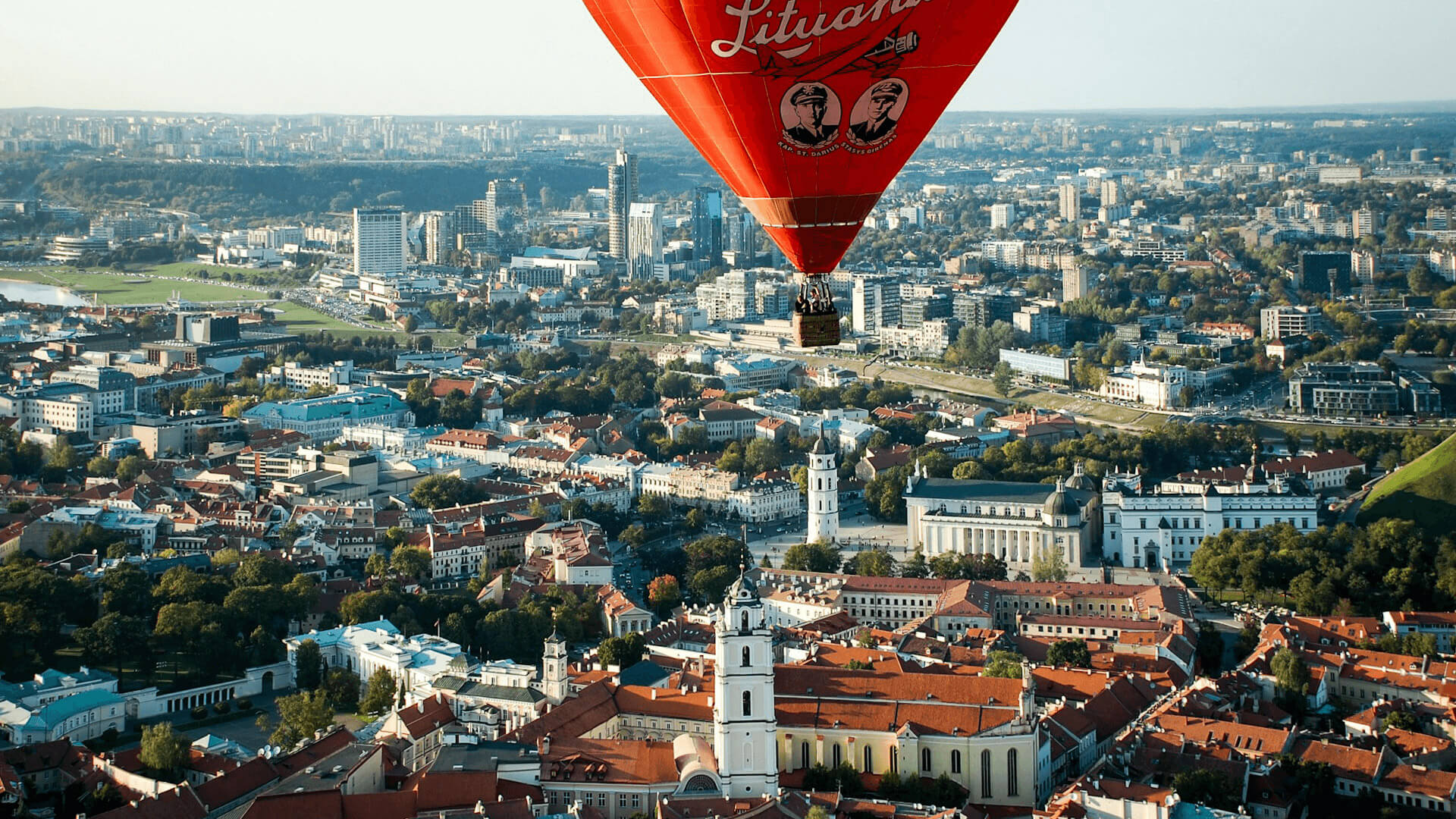 En luftballong som flyger över Vilnius.