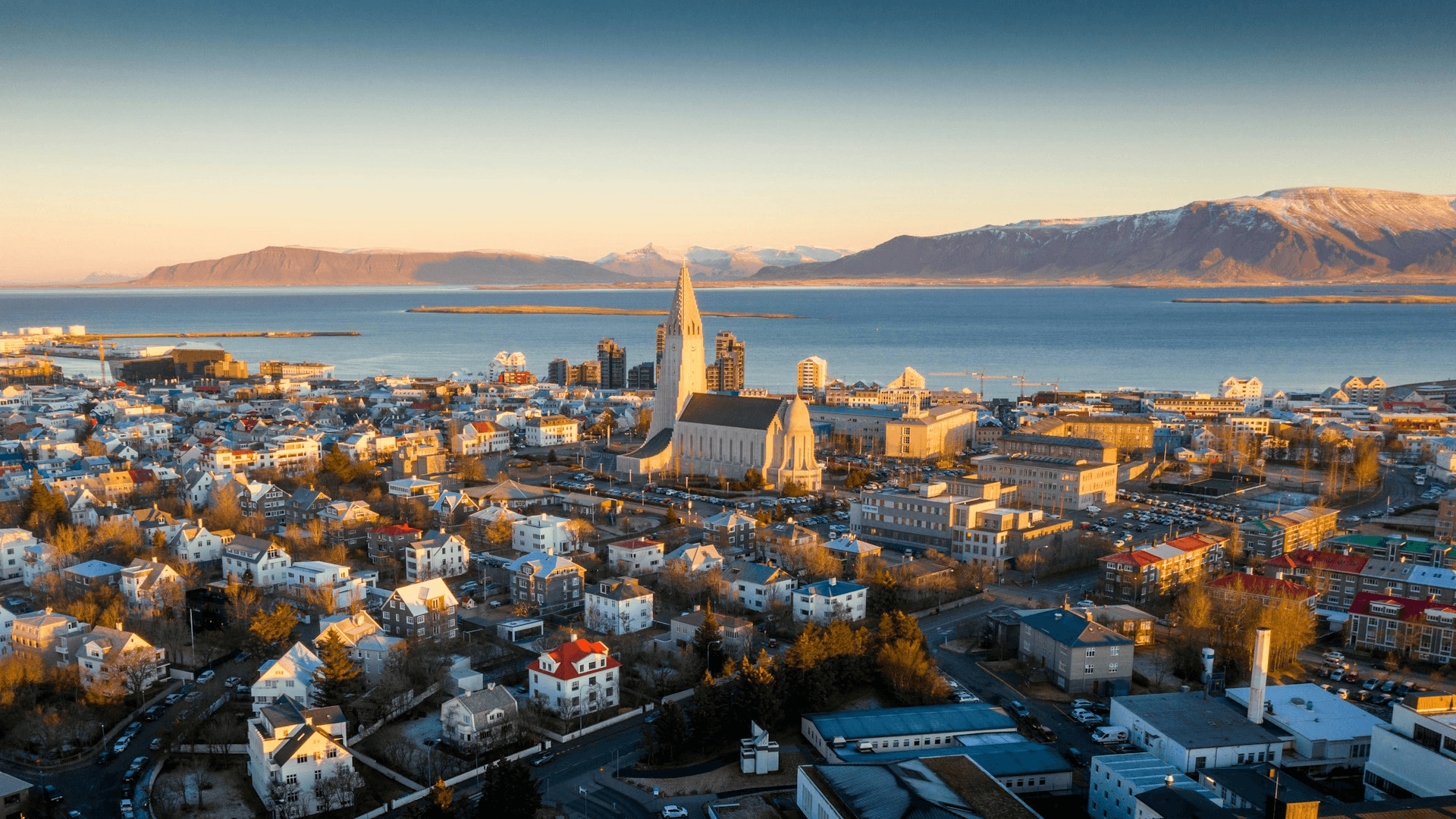 Staden Reykjavik och dess omkringliggande natur.