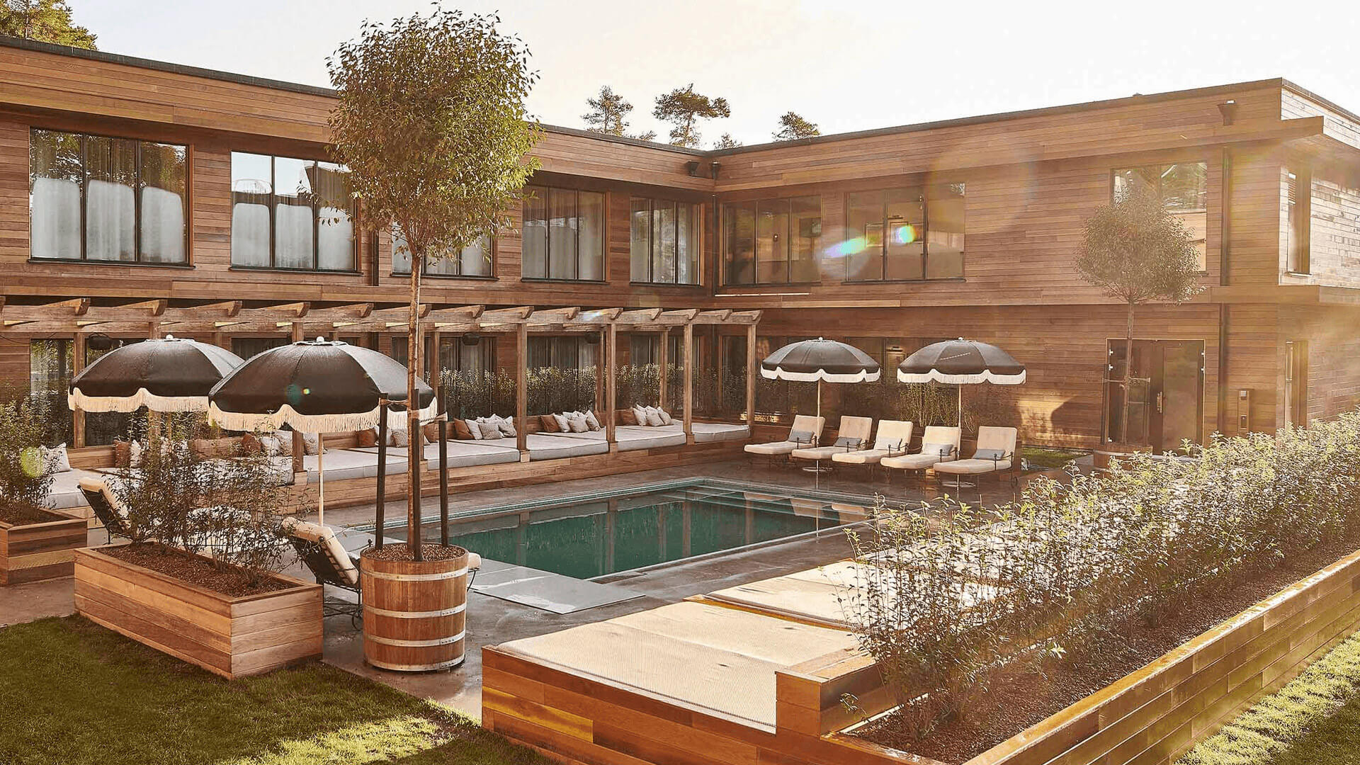 Pool och Ellery beach house:s exteriör.